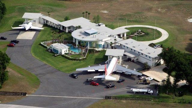 <p>Uçak tutkusunu pilotlukla taçlandıran ünlü aktör ve yapımcı John Travolta'nın evi aynı zamanda bir havaalanı</p>

<p> </p>
