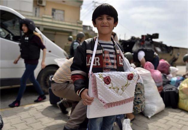 <p>Boyunlarında Kur'an-ı Kerim, kucaklarında kümes hayvanlarıyla evlerini terk eden ailelere, güvenlik güçleri şefkat elini uzattı.</p>
<p> </p>