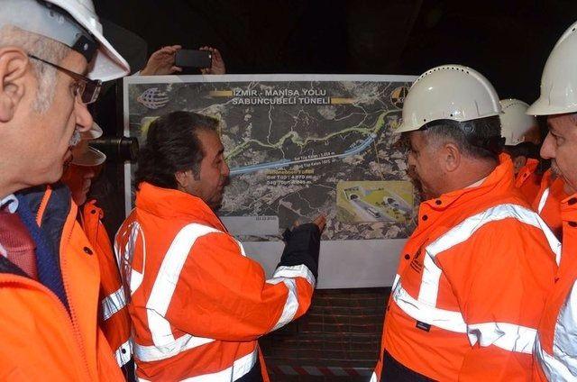 <p>Ulaştırma, Denizcilik ve Haberleşme Bakanı Ahmet Arslan İzmir-Manisa arasında inşaatı devam eden Sabuncubeli Tüneli'nde incelemelerde bulundu.</p>

<p> </p>
