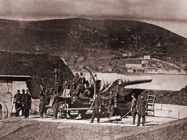 <p>Boğaz'da top atışı yapmaya hazır Türk Askerler</p>
