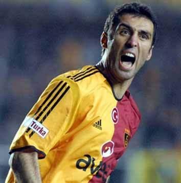 <p><span style="color:rgb(255, 255, 255)">4 gün sonra Fenerbahçe ile oynanan final maçının 3. dakikasında açılış golünü kaydeden Şükür'lü Galatasaray, rakibini 3-2 mağlup ederek sezonun ilk kupasının sahibi oldu. 23 Ağustos 1992'de ise 3-0 kazanılan Gençlerbirliği karşısında yeni formasıyla ligdeki ilk maçına çıktı.</span></p>
