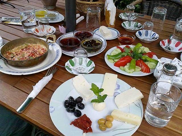 <p>ve Türk kahvaltı sofrası.</p>
