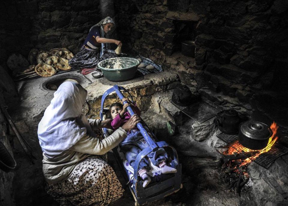 <p> Bitlis’te yaşayan kadınlar, günlük yaşamın zorluklarına karşın ev işlerini aksatmadan yürütüyor.</p>