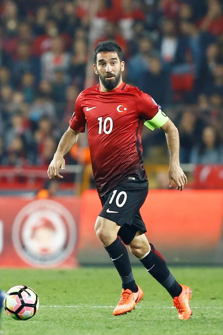 <p><strong>Serdar</strong> <strong>Ali</strong> <strong>Çelikler</strong>: "Kalecisi Volkan Babacan, kaptanı Arda, teknik direktörü Fatih Terim olan milli takım, benim milli takımım değil"</p>

