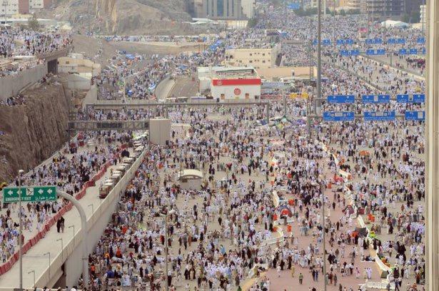 <p>Konakladıkları otellerden kafileler halinde Cemerat b&ouml;lgesindeki şeytan taşlama alanına giden hacılar, g&ouml;revlilerin y&ouml;nlendirdiği b&ouml;lgeden taşlama alanına ge&ccedil;ti.&nbsp;</p>
