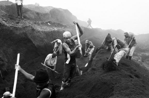 <p>Son on yılda artan talep, koltanı -aynı elmas gibi- savaş düzenini finanse eden "kanlı" bir mineral haline getiriyor.</p>

<p> </p>
