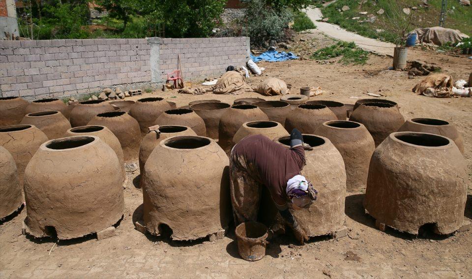 <p>Komşularının çoğunun bu işle meşgul olduğunu, kendisinin de 5 yıldır tandır yaptığını vurgulayan Haliloğlu, tandırcılığa merak salan çocuklarının öncelikle okumasını istediğini söyledi. </p>

<p> </p>
