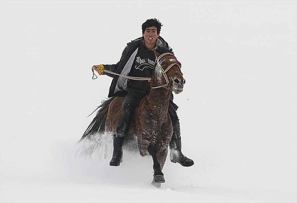 <p>Karlıova'nın Toklular köyünde her yıl temmuz ayında kaymakamlık ve belediye desteğiyle at yarışları düzenleniyor. At yetiştiriciliğinin yoğun olduğu ve her evde en az bir atın bulunduğu köyde, gençler kış aylarını at yarışlarına hazırlanarak geçiriyor.</p>
