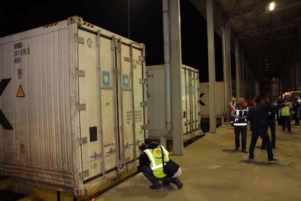 <p><strong>Devriye botları ile takibe alındı</strong></p>
<p>Geminin İzmit açıklarına gelmesinin ardından GMR 507 Hızır Reis isimli gümrük botuyla kontrollü olarak limana yanaşması sağlandı.</p>