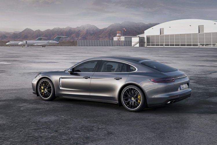 <p><span style="color:#D3D3D3">Mevcut Panamera modelleride olduğu gibi, Executive versiyonlarının dış tasarımları da, Sport tasarım paketiyle daha da kişiselleştirilebiliyor.</span></p>
