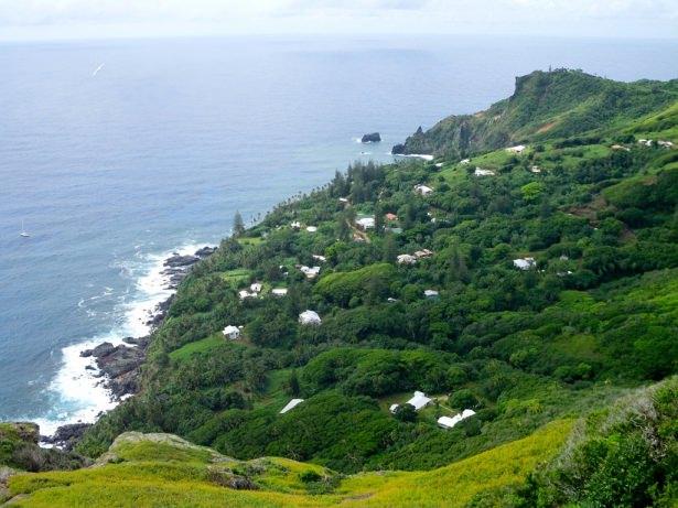 <p><strong>2. Pitcairn Adaları</strong><br />
<br />
Dünyanın nüfus bakımından en küçük ülkesi olan Pitcairn Adaları, Büyük Okyanus’un güneyinde yer alan ve Birleşik Krallık’a bağlı 4 adadan oluşan volkanik bir ada ülkesi. Başkenti Adamstown olan adalardan sadece Pitcairn Adası yerleşim yeri olarak kullanılıyor. Hawaii’ye 3500 km, Tahiti’ye ise 2000 km uzaklıkta bulunan adanın üzerinde yalnızca 6 aile, yani yaklaşık 50 kişi yaşıyor. Yılda 1000 turistin ziyaret ettiği adada, Pitkernler diye adlandırılan ada halkı arıcılık ve balıkçılıkla geçiniyor. Ayrıca tahmin edileceği gibi pul koleksiyoncuları için eşsiz değerdeki pullara sahip.</p>
<p> </p>
<p> </p>