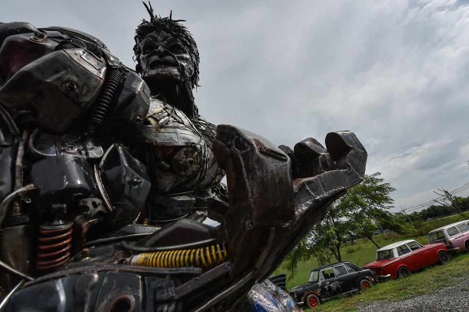 <p>Film karakterlerini ve &uuml;nl&uuml; isimlerin dev &ccedil;elik reprod&uuml;ksiyonlarını yapan oluşum, Tayland'ın Ang Thong b&ouml;lgesinde. Metal sanat&ccedil;ılarının yaptığı birbirinnden etkileyici eserler, hurdalıkta g&ouml;r&uuml;c&uuml;ye &ccedil;ıktı.</p>
