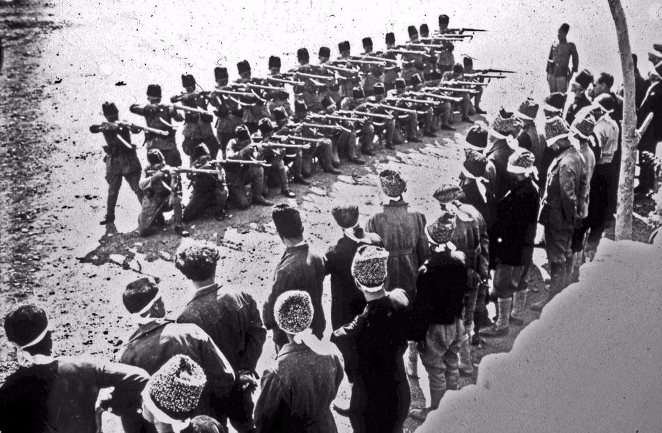 <p>Muhsin Ertuğrul tarafından 1923 yılında Halide Edip Adıvar'ın aynı adlı romanından beyaz perdeye aktarılan Ateşten Gömlek filminden bir sahne.</p>
