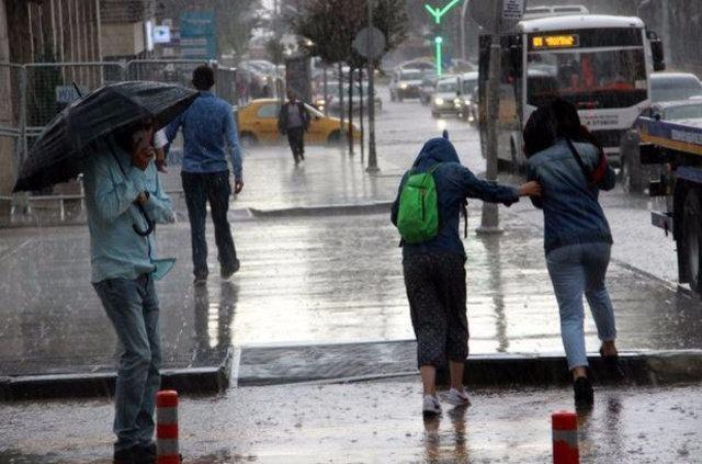 <p>Yeni haftanın en soğuk iki günü salı ve çarşamba günü. Karadeniz kıyılarındaki yağışlar etkili olmaya devam edecek. Doğu Anadolu'nun tamamında, İskenderun Körfezi'nden Iğdır'a uzanan bölgede kuvvetli etkili yağışlar görülecek. </p>

<p> </p>
