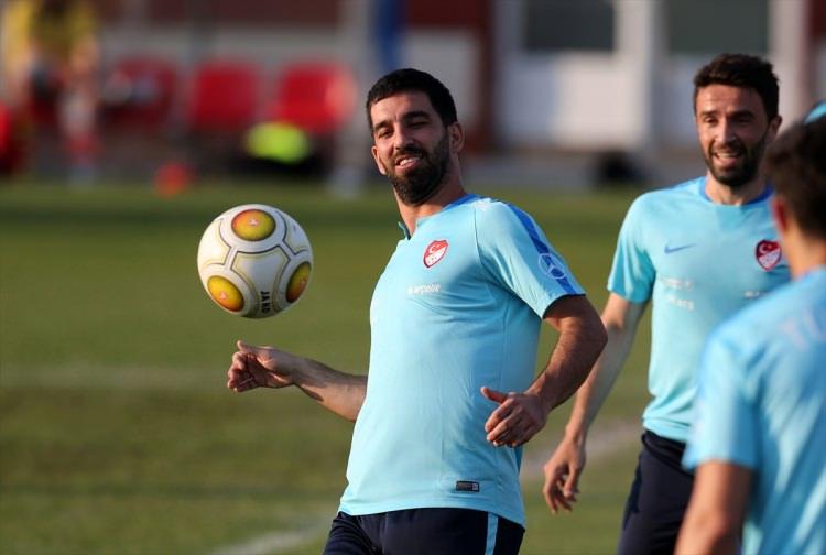 <p>- Arda Turan senden sıkıldık biz ya. Valla öfke vs. değil, bize verdiğin hissiyat bıkkınlık.</p>
