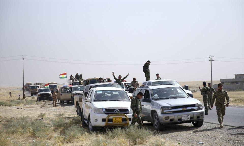 <p>ABD askerleri tarafından Kerkük'te eğitilen Irak Kürt Bölgesel Yönetimi (IKBY) Peşmerge Bakanlığı'na ait 1'nci Tugay Komutanlığı'na bağlı güçler, Musul'un doğu bölgesine sevk edildi. Askeri konvoy, Musul'un Mahmur ilçesinden geçti.</p>
