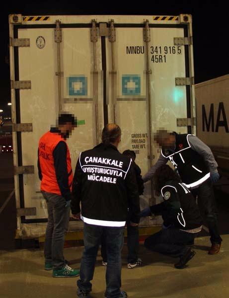 <p>Gümrük ve Ticaret Bakanlığına bağlı Gümrük Muhafaza ekipleri, İzmit Limanı’nda konteyner içerisine gizlenmiş 293 kilo 524 gram kokain ele geçirdi.</p>

<p> </p>
