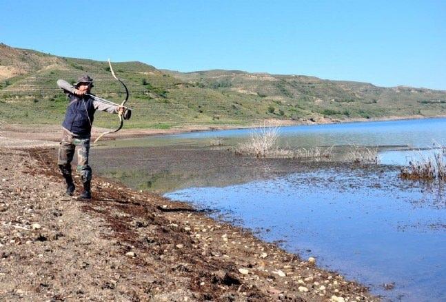 <p>Sivas Göktürk Okçuluk Derneği Başkanı Beysun, geleneksel Türk yayı kullanarak, yöredeki göl ve nehirlerde okla balık avlıyor. </p>
