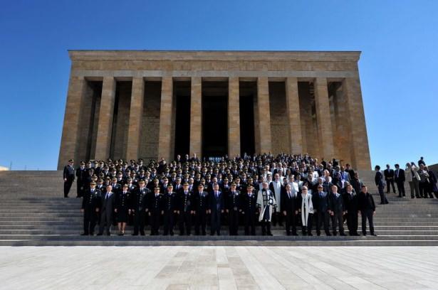 <p>Emniyet Genel Müdürü Celalettin Lekesiz ve beraberindeki emniyet personeli, Türk Polis Teşkilatı'nın kuruşulunun 170. yıl dönümü dolayısıyla Anıtkabir'i ziyaret etti.</p>
