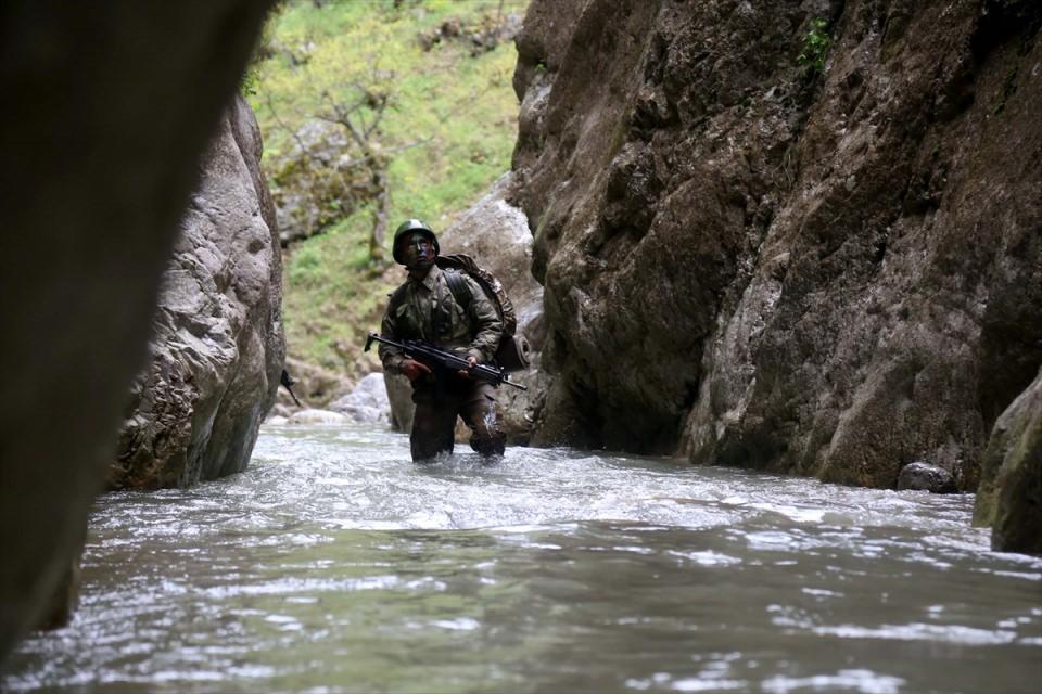 <p>Komutanlıkta gerçek bir komando olabilmek için çeşitli safhadan geçen tamamı subay ve astsubay olan ve Türkiye'nin yanı sıra 18 ülkeden tamamen gönüllülük esasına göre Eğirdir'e gelen kursiyerler, 4 hafta boyunca psikolojik ve fiziksel testlerden geçerek, bu aşamanın ardından daha çetin eğitimlere başladı. </p>
<p> </p>