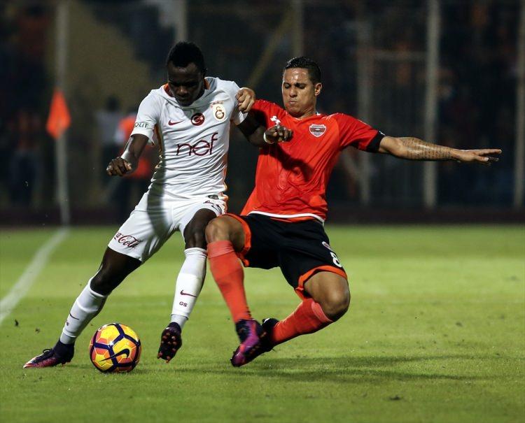 <p>İhalede ilk 3 paket ayrı ayrı satılır ise evde maç keyfi yaşamak neredeyse imkansız hale gelecek. Bir futbolseverin lig boyunca takımını izlemesi için 3 ayrı kuruluşa abone olması gerekecek. Hem cebimizden daha fazla para çıkacak, hem de evler ‘decoder’ dolacak. Ancak 4 numaralı paket satılırsa ilk 3 paketin bir önemi kalmayacak. Bu paketlere göre mobil haklar da ayrıca satılmayacak. Yani hangi kurum hangi paketi satın alıyorsa aynı zamanda o paketlerin de mobil haklarına sahip olacak.</p>