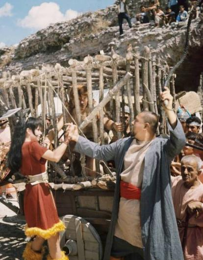 <p>Bir Tarkan filminin kamera arkası. Yukarıda meraklılar film çekimini izliyor. Sağ köşedeki figüranın elindeki baston da dikkat çekici.</p>

<p> </p>
