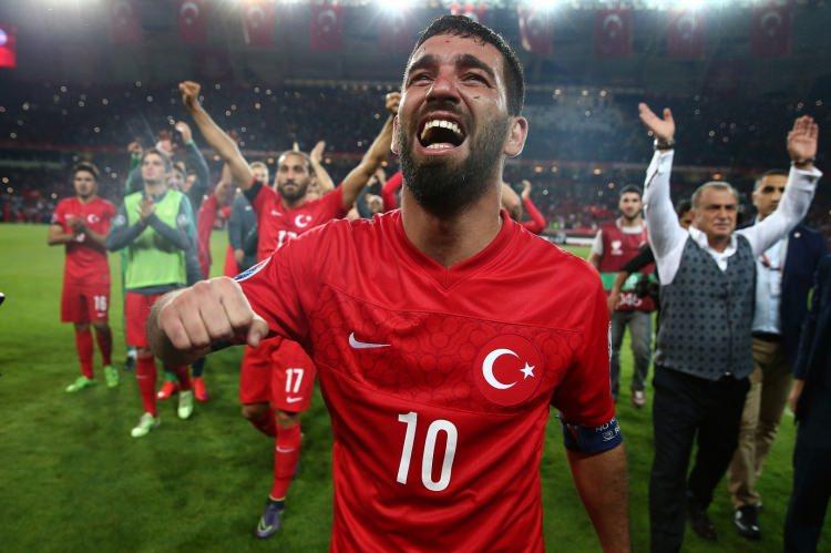<p>KADROYA NEDEN ALINMADILAR?</p>

<p>Arda Turan: EURO 2016’da, Fatih Terim ile yaşadığı prim krizi nedeniyle kadroya alınmadı.</p>
