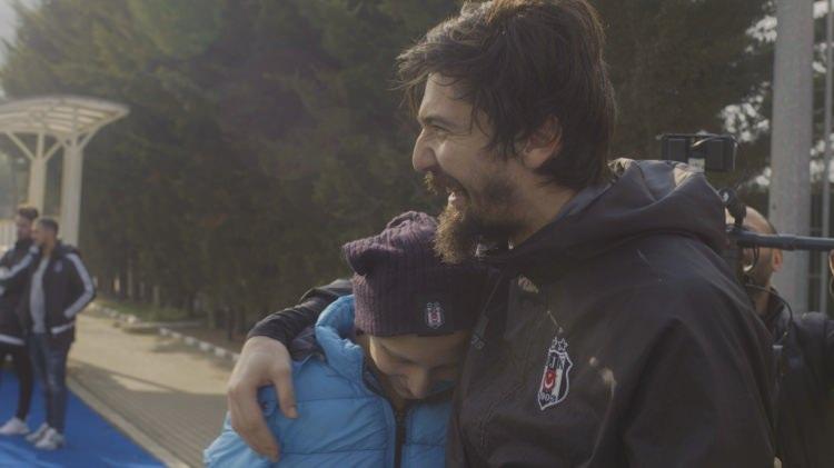 <p>Muhammet, uzun süren bekleyişin ardından Beşiktaş Nevzat Demir Tesisleri'nde takımın rejenerasyon antrenmanına katılarak, tüm takım oyuncularıyla tanışma ve onlarla fotoğraf çektirme fırsatı yakaladı. Quaresma'nın formasını hediye ettiği Muhammet'e Tolga Zengin de krampon ve beresini hediye ederek unutamayacağı bir gün geçirmesine katkı sağladı.</p>
