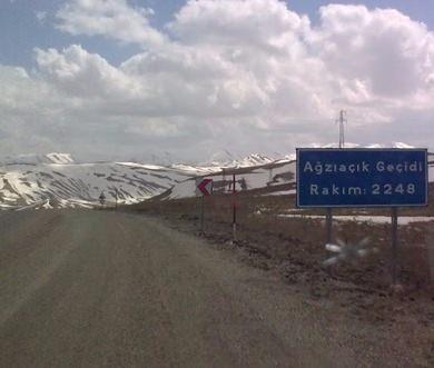 <p><strong>Ağzıaçık Geçidi</strong><br />
2248 metre yükseklikteki bir dağ yoludur.<br />
 </p>

