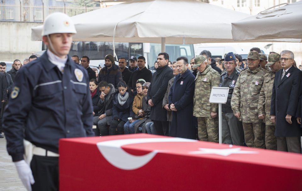 <p>Diyarbakır'ın Sur ilçesinde terör örgütü PKK'ya yönelik operasyonda şehit olan polis memuru Buhari Ağçelik (28) için tören düzenlendi.</p>
<p> </p>