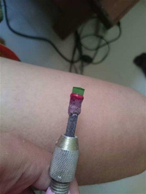 <p>Uygun ufak bir cam parçası kesip...</p>
