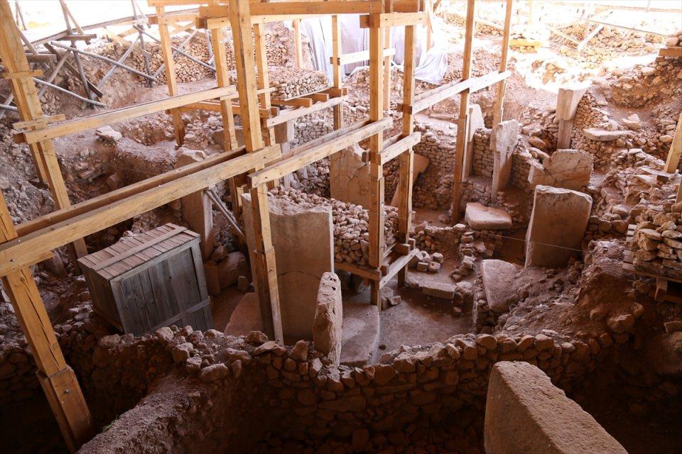 <p><strong>"Neolotik çağın ilkel olmadığını gösteriyor"</strong></p>

<p>Göbeklitepe'nin Neolotik döneme ait günümüzde çok önemli bilgilere ışık tuttuğuna dikkati çeken Aslan, Göbeklitepe'nin 12 bin yıl öncesine dayanan bir mimarı yapılar topluluğu olduğunu söyledi.</p>
