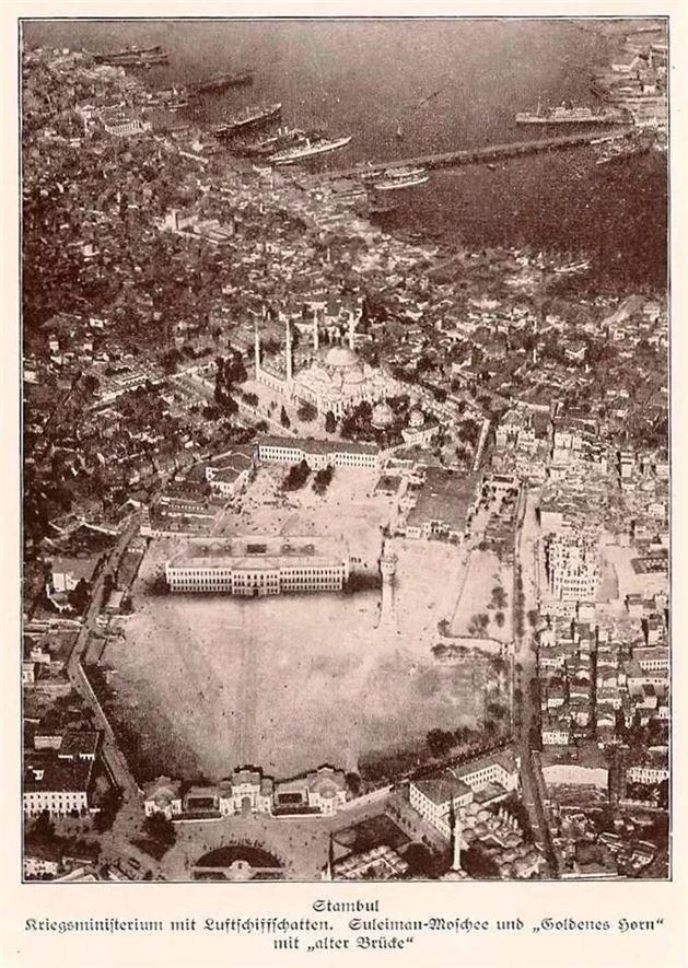 <p>Zamanın Seraskerat’ı yani Savunma Bakanlığı günümüzün İstanbul Üniversitesi Beyazıt Yerleşkesi. Seraskerat arkasında ise Süleymaniye Camii görünüyor.</p>
<p> </p>