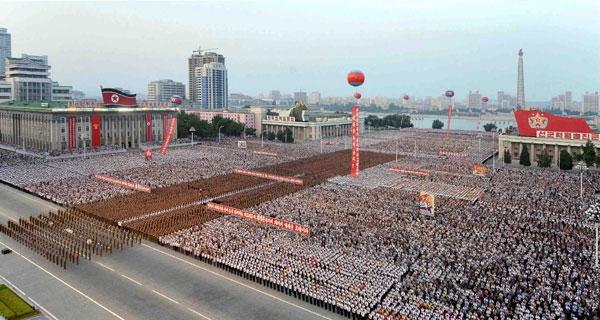 <p>İlk kıtalararası füzesi Hwasong-14'ü başarıyla fırlatan ülkede on binlerce kişi başkent Pyongyang'da birlikte dans edip alkış tuttu, havaifişek gösterilerini izledi.</p>
