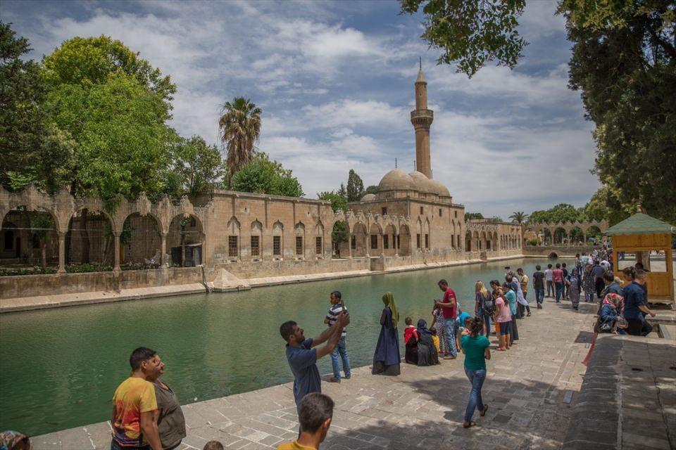 <p><strong>Yerli turiste bayram tatilini Şanlıurfa ve çevre illerde geçirmeyi tavsiye eden Çoban, şunları kaydetti: </strong></p>

<p>"Özellikle birkaç yıldır turizm çok kötü durumdaydı ama Allah'a şükür nisan ve mayıs aylarında turizm sezonunu dolu dolu geçirdik. Ramazan Bayramı'nda da huzurlu bir tatil için Türkiye'nin her tarafından insanlarımızı Şanlıurfa ve bölgeye bekliyoruz. </p>
