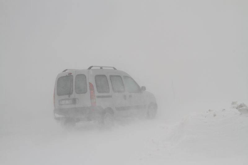 <div>Karayolları 183. Şube Müdürlüğünden yapılan açıklamada, kar ve tipi nedeniyle Ardahan-Artvin ve Ardahan-Posof karayollarında ulaşımda aksamalar yaşandığı bildirildi. </div>
<div> </div>