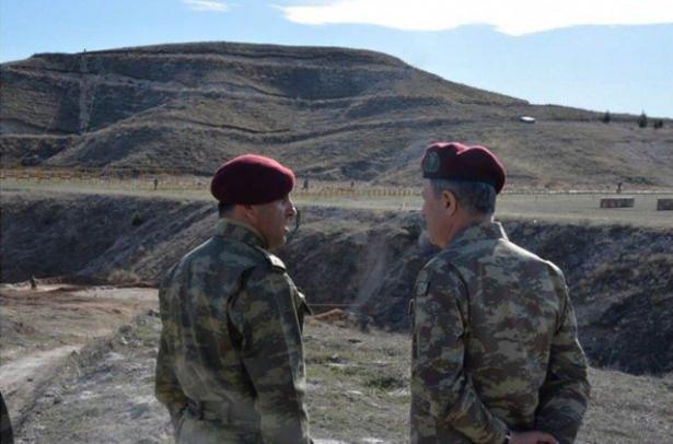 <p>Kursiyerlere gerçek muharebe şartlarına yakın zorlu koşullarda sürat, koordinasyon, kuvvette devamlılık eğitimi verilen "Sızma Parkuru" eğitimlerini de izleyen Orgeneral Akar'a parkuru tamamlayan ve eğitimlerinin henüz başında olan kursiyerler tekmil verdi.</p>