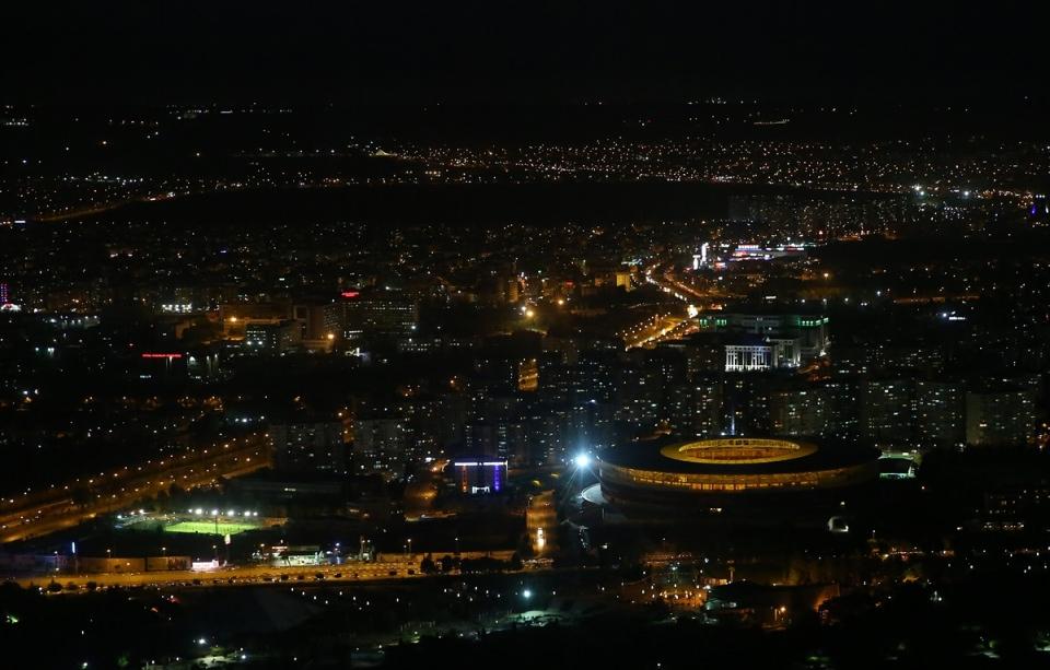 <p>Özellikle gece ışıksız uçup, belli sürelerde askı diye tabir ettiğimiz sabit şekilde de durabiliyoruz. Aşağıda suç işleyen biri bizi göremez, belki ses duyabilir o kadar. Kanunlar çerçevesinde yaptığımız bu gözetleme ve tespit çalışmaları çok sayıda olayın failini yakalayabiliyoruz."</p>
