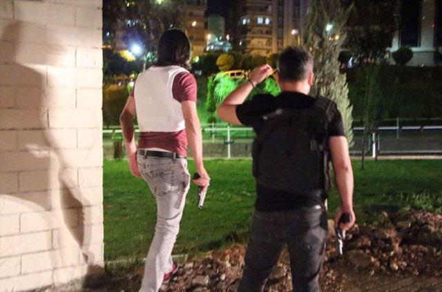 <p>7- 8 yıldır beni anneme göndermezdi. Oğlumu döve döve elini kırdı. Daha sonra rapor aldı. 3 aydır göreve gitmiyordu. Doğukan'la, teyzelerinin çocuklarını görmek için Kayseri'ye geldik. Buraya geldiğimiz öğrenince Kahramanmaraş'tan Şanlıurfa'ya kadar bizi tehdit etti. Siz gelirseniz cesedinizi lojmanın önüne sereceğim diye. </p>

<p> </p>
