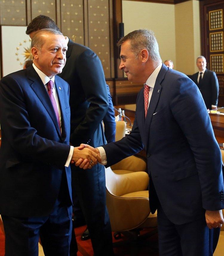 <p>İşte Cumhurbaşkanı Erdoğan'ın toplantıda yaptığı açılış konuşması;<br />
<br />
'Sayın Bakan, sayın Federasyon Başkanımız, Kulüpler Birliği'mizin değerli temsilcileri. Öncelikle 30 Ağustos Zafer Bayramı'nızı tebrik ediyorum ve nice zaferlerle dolu geleceğe Rabbimiz kavuştursun diyorum. Sıkıntılı bir dönemden geçtiğimiz hepimizin malumudur. Ama bu dönemi hayırlısıyla atlatıyoruz, atlatacağız. Bu dönemde birçok terör örgütüyle mücadele veriyoruz ve bu terör örgütleriyle geniş alanda sürdürdüğümüz mücadelemize de başarıyla sonuçlandıracağımıza inanıyorum.' dedi.</p>