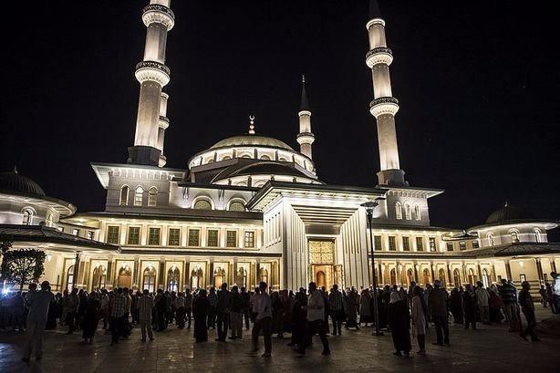<p>Bodrum, namaz katı ve mahfil kısmından oluşan camide 3 bin kişi aynı anda ibadet edebiliyor. Cami, her biri iki şerefeli, yükseklikleri 60 metreyi bulan dört minareye sahip.</p>