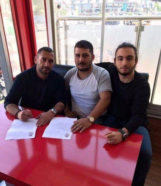 <p>Ümit Karan - Yaşı: 40 - Takımı: Malatyaspor USA (ABD)</p>
<p>ABD'de yaşayan Malatyalıların kurduğu Malatyaspor USA'in yeni teknik direktörü oldu.</p>