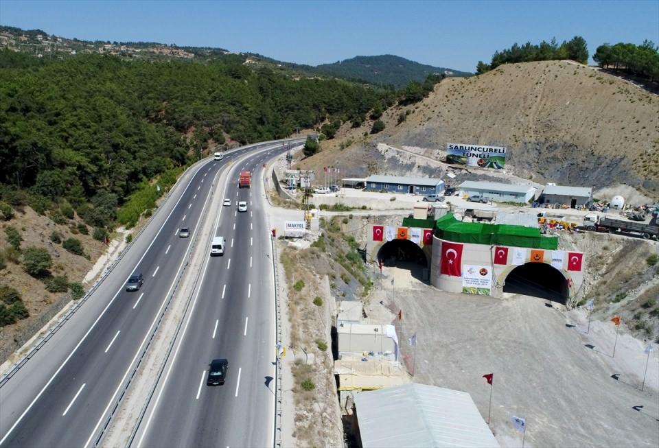 <p><strong>Sabuncubeli tünelleri</strong></p>

<p>İzmir ile Manisa arasındaki yolculuğu 15 dakikaya indirecek Sabuncubeli Tüneli'ne yapım çalışmalarına 2011 yılı Eylül ayında başlandı.</p>
