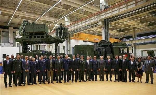 <p>KORAL sisteminin Rusya’nın Suriye de konuşlandırdığı S-400 füzelerine karşı etkili olabileceği ve savunma sistemlerini kör edebileceğine karşın söylentiler üzerine Rusya makamları böyle bir şeyin mümkün olmayacağını belirttiler.</p>
<ul style="list-style-type:none">
</ul>