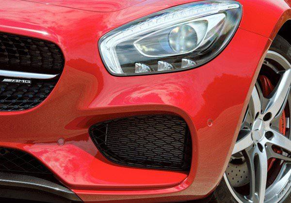 <p>AMG GT 19 inçlik jantlar üzerinde dururken, AMG GT S ise önde 19, arkada 20 inçlik jantlara sahip. AMG GT, aynı zamanda bugüne kadar üretilmiş en sportif Mercedes kabinlerinden birini sunuyor.</p>
