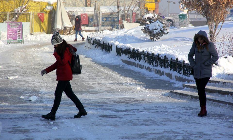<p>Erzurum’da soğuk havanın ne kadar etkili olduğunu bazı vatandaşlar havaya sıcak su serperek test etti. Havaya serpilen suyun yere buz tanecikleri olarak yere düştüğü gözlendi.</p>
<p> </p>