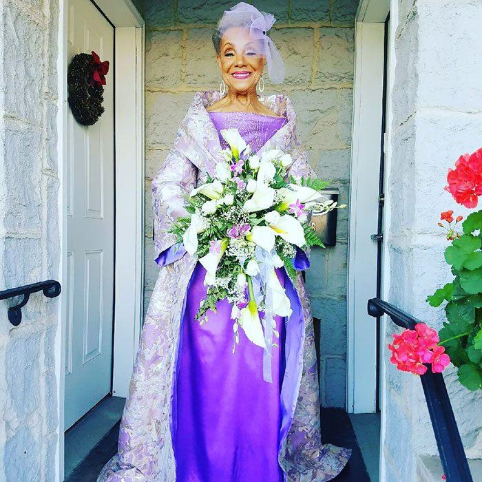 <p>86 yaşındaki kadın, geçtiğimiz günlerde kendi tasarladığı gelinliği giyerek evlendi.</p>
