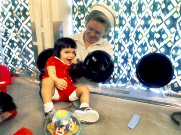 <p><span style="color:#FFFFFF">Babası David Joseph Vetter ve annesi Carol Ann Vetter’ın 1963 yılında bir erkek çocukları oldu. Ancak ilk çocukları 7 ay sonra öldü. Doktorlar aileye çocuklarının SCID hastalığına yakalandığını söyledi.</span></p>