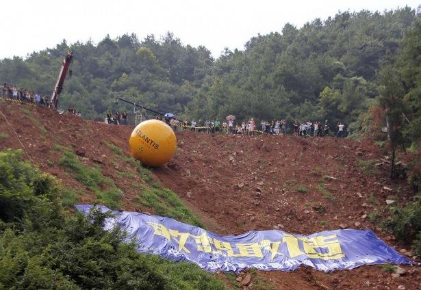 <p>Çin mücit Yang Zongfu, yaklaşık 6 ton ağırlığındaki bu sığınak için uzun yıllardır çalışıyor.</p>
<p> </p>