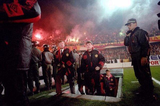 <p>Manchester United'ın eski teknik direktörü Alex Ferguson:<br />
<br />
<strong>"1992'deki Galatasaray maçını unutamıyorum. 3-3 biten ilk karşılaşmanın rövanşında Ali Sami Yen'deki pankartlar ve tezahüratlar hala hafızamda."</strong></p>